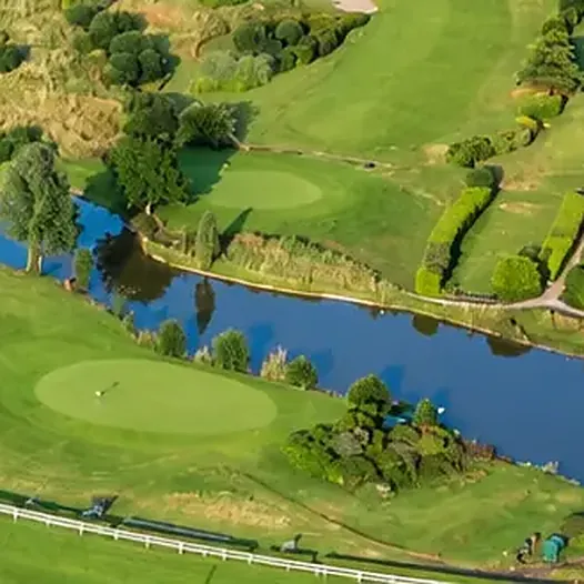 Vue aérienne du Golf de Paris et de son plan d'eau
