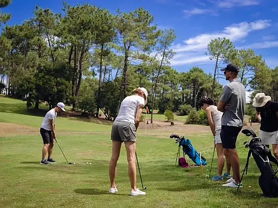 Quatre élèves autour d'un green d'entraînement
