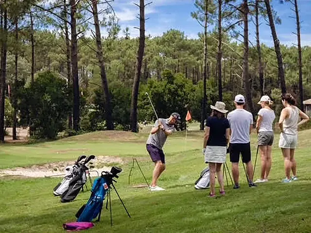 Un élève joue une approche devant trois participants