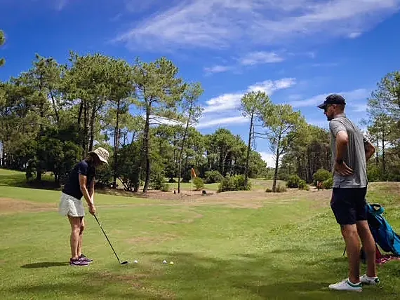 Une élève au putting, Alexis Weizman en retrait