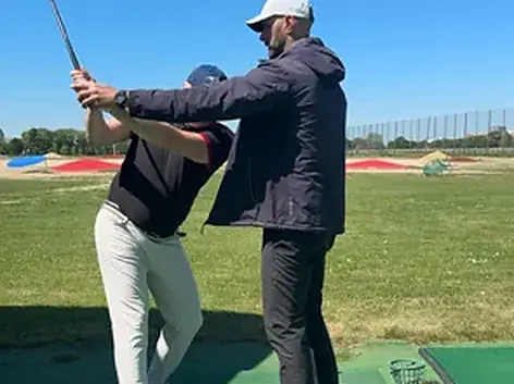 Alexis Weizman corrige la finition d'un élève au practice