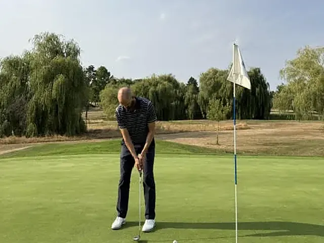Alexis Weizman aligne un putt sur un green