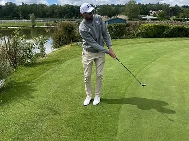Alexis Weizman joue une approche le long d'un plan d'eau