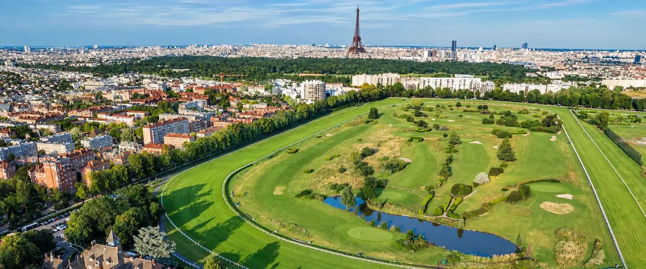 Vue aérienne du Golf de Paris à Saint-Cloud, la tour Eiffel à l'horizon